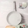 A marketing image showcasing a non-stick pan with feature callouts. Podgląd zdjęcia produktu
