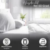 A close-up view of white bedding, including pillows and a duvet, on a bed. The image also features icons and text related to product care. Produktbild-Vorschau