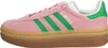 A side view of a pink Adidas Gazelle sneaker with green stripes and a stacked brown sole. Produktbild-Vorschau