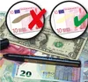 A money checker pen is shown on top of various banknotes, with close-up insets demonstrating its use. Anteprima dell’immagine prodotto