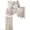 A collection of home textiles with a floral pattern, including cushions, a tablecloth, and curtains. Anteprima dell’immagine prodotto