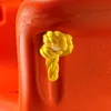 A close-up of a yellow rope tied through an orange plastic object. Voir les images du produit