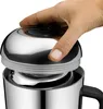 A hand is shown pressing down on the lid of a stainless steel thermal carafe. Voir les images du produit