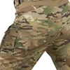 A close-up, angled view of the lower torso and upper thighs of a person wearing camouflage pants. Produktbild-Vorschau