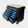 A black tool cart with a wooden top, filled with various tools organized in drawers. Voir les images du produit