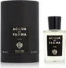 A bottle of Acqua di Parma Yuzu Eau de Parfum and its cylindrical packaging are displayed against a white background. Voir les images du produit