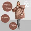 A woman is wearing a brown hoodie blanket, with text overlays describing its features. Produktbild-Vorschau