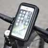 A smartphone in a black protective case mounted on a bicycle handlebar. Voir les images du produit
