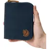 A hand holding a navy blue wallet with a brown fox logo. Produktbild-Vorschau