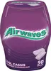A purple container of Airwaves Cool Cassis sugarfree chewing gum. Voir les images du produit
