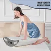 A woman is kneeling on a bed, interacting with an orthopedic pillow. Anteprima dell’immagine prodotto