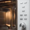 Close-up of the control panel and interior of a white microwave oven. Anteprima dell’immagine prodotto
