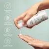 A hand is dispensing a product from a bottle onto another hand, with icons and text describing product benefits on the left. Voir les images du produit