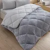 Wellsoft Bettdecke Grau 155x220 cm – Wendbare Produktbild-Vorschau 7