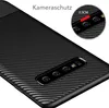 A close-up view of the back of a black smartphone case with a carbon fiber texture, highlighting the camera protection. Produktbild-Vorschau