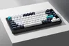 A mechanical keyboard is placed on a white surface with a gray background. Voir les images du produit