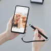 Hands holding a smartphone and a stylus, with a picture of a cat on the phone screen. Anteprima dell’immagine prodotto