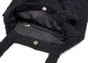 styleBREAKER Damen Tasche aus Teddyfell mit breiten Henkeln Produktbild-Vorschau 2