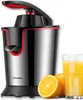 A black and silver citrus juicer with red accents, next to a glass of orange juice and two oranges. Produktbild-Vorschau
