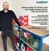 A man stands next to a shelf unit, with products on the shelves. Text overlays describe the product. Produktbild-Vorschau