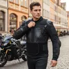 Herren in schwarzer Motorrad-Protektorenjacke auf einer Straße, im Hintergrund steht ein schwarzes Motorrad vor Gebäuden. Produktbild-Vorschau
