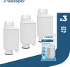 Three white coffee machine water filters are arranged diagonally, with one filter in its packaging in the foreground. The background is split between white and dark blue. Anteprima dell’immagine prodotto