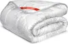 A folded white comforter with a gray floral pattern and a red brand tag. Anteprima dell’immagine prodotto