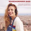 A woman wearing headphones smiles while looking at the camera, with a cityscape in the background. Produktbild-Vorschau