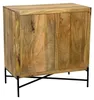 Sideboard Mango 91x96cm mit gerillter Holzfront, zwei Türen und schwarzem Metallgestell in Gesamtansicht von vorne. Voir les images du produit