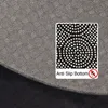 The image shows the underside of a carpet with an inset close-up of the anti-slip bottom. The main carpet has a pattern of concentric circles made of small dots. The inset shows a black textured surface with a pattern of white dots arranged in concentric c Anteprima dell’immagine prodotto