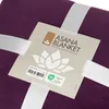 A close-up of a folded purple blanket with a label attached. Produktbild-Vorschau