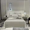 Helles graues Satin-Bettwäscheset mit Kissen und einem Bettdeckenbezug auf einem Bett in einem modernen Schlafzimmer Produktbild-Vorschau