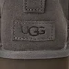 A close-up view of the UGG logo on a gray boot. Voir les images du produit