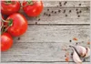 Wallario Wandbild Tomaten und Gewürze auf altem Holztisch, Produktbild-Vorschau 1