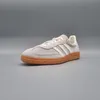 A single Adidas Handball Spezial shoe is shown against a plain gray background. Voir les images du produit