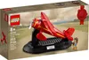 The image shows the LEGO set packaging for the Amelia Earhart Tribute, featuring a red airplane model on a display stand and a minifigure. Produktbild-Vorschau
