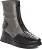 A studio shot of a single boot against a white background. Náhled obrázku produktu