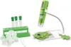A digital microscope set for children, including test tubes, vials, tweezers, leaves, and a fly, arranged on a white background. Voir les images du produit