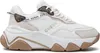 A single white Guess sneaker with beige and brown accents. Náhled obrázku produktu