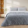 Wellsoft Bettdecke Grau 155x220 cm – Wendbare Produktbild-Vorschau 5