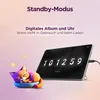 A tablet displaying a flip clock and date, next to a sleeping cartoon cat. Produktbild-Vorschau