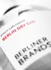 A close-up shot of a label on a bottle of gin. Produktbild-Vorschau