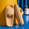 Paar beige Cloud-Slides, eines aufrecht mit sichtbarem strukturierten Riemen und Fußbett, das andere auf der Seite, das die dicke Sohle zeigt Náhľad obrázku produktu