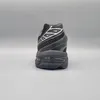 A single black athletic shoe shown from the back on a plain gray background. Produktbild-Vorschau