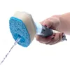 A hand holding a dishwashing brush with a sponge and a liquid dispenser, with water flowing out of the sponge. Anteprima dell’immagine prodotto