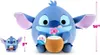 Two plush toys of the character Stitch from Disney, one larger and one smaller, are shown. The larger toy is holding a coconut with a flower on top. Size indicators are present. Anteprima dell’immagine prodotto