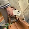 Glossy Wavy Hülle Beige  - Kompatibel mit iPhone 16 Pro Produktbild-Vorschau 4