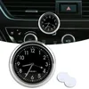 Schwarze analoge Armaturenbrettuhr fürs Auto mit silberner Lünette, mit Klebepads, an einer Autolüftung angebracht Náhled obrázku produktu