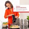 A woman is using a food processor with different attachments, with ingredients like carrots and salad visible. Anteprima dell’immagine prodotto