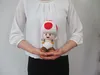 A person holds a plush toy of the character Toad from the Super Mario franchise. Anteprima dell’immagine prodotto